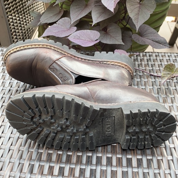 Embroidered leather shoe.  Comfortable footbed. - Picture 3 of 5